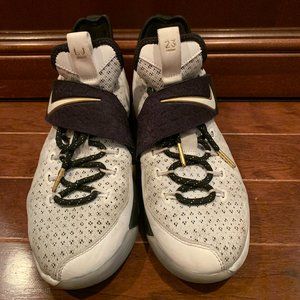 Nike Le Bron Basketball Shoes Youth Size 6